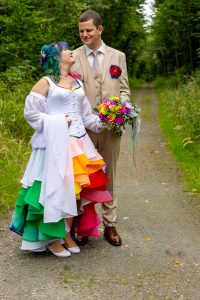 Regenbogen-Brautkleid, Foto von www.instagram.com/chrissis.blickwinkel